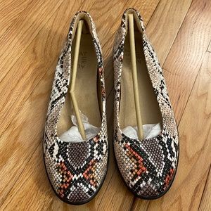 Brand new, Naturalizer- Flexy, snake print, size 9